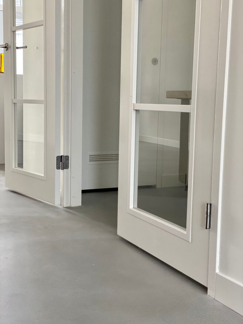Grijze gietvloer woonkamer